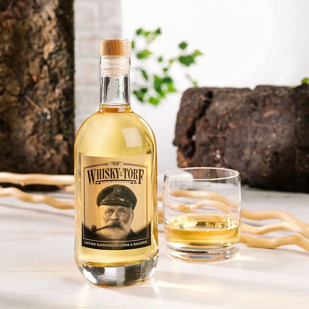 Hafendestillerie & Brauerei GmbH & Co. KG Wajos Whisky & Torf 0,5l 2 Hafendestillerie & Brauerei GmbH & Co. KG Wajos Whisky & Torf 0,5l – Bild 2