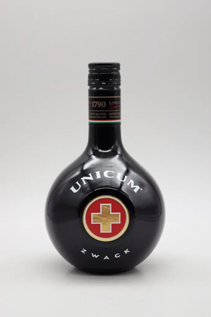 Zwack Unicum Unicum Kräuterlikör | 40 % Vol | 0,7 L 7 Zwack Unicum Unicum Kräuterlikör | 40 % Vol | 0,7 L – Bild 7