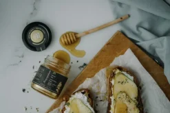 Kretischer Thymianhonig 950g Im Glas Aus Kreta Von Maragkakis Family. Reichhaltiger Geschmack, Weiche Textur. Honig Vom Imker In 4. Generation -Essen Verkäufe d6a395940368b29a6a513ab12614591b